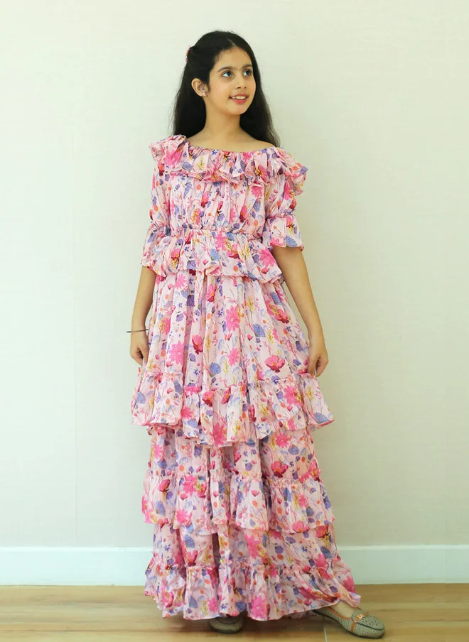 Luxe & Hardy فستان بناتي بقصة ضيقة من الأعلى وواسعة من الأسفل، مزين بطبعة زهور وتفاصيل كشكشة، مكشوف الأكتاف.